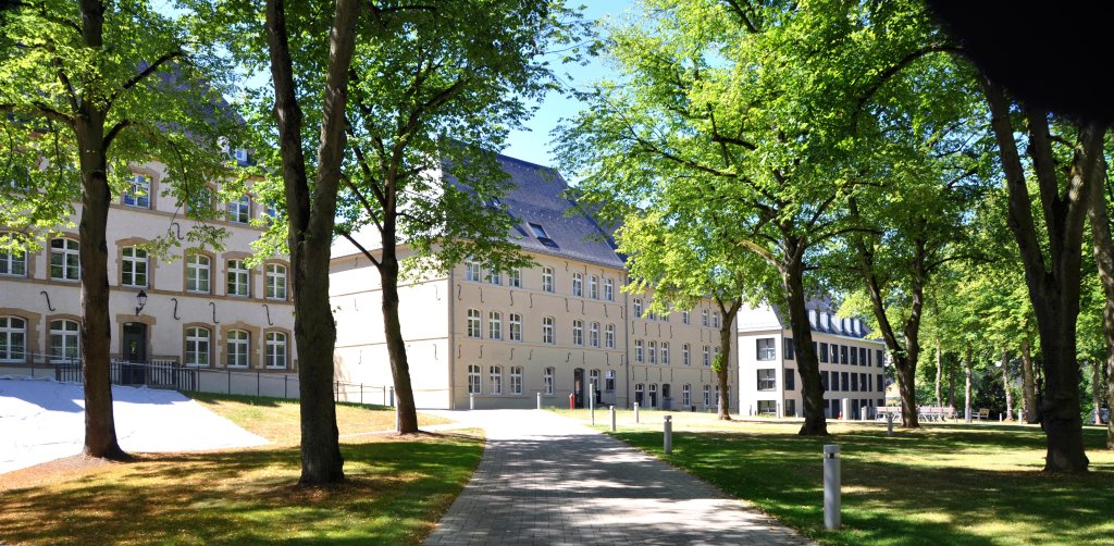 Blick von der Grünanlage auf die restaurierten Gebäude