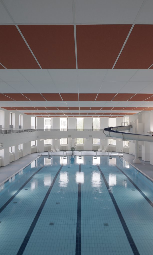 Blick von der Galerie auf das Schwimmbecken des Schwimmbades in Esch/Alzette