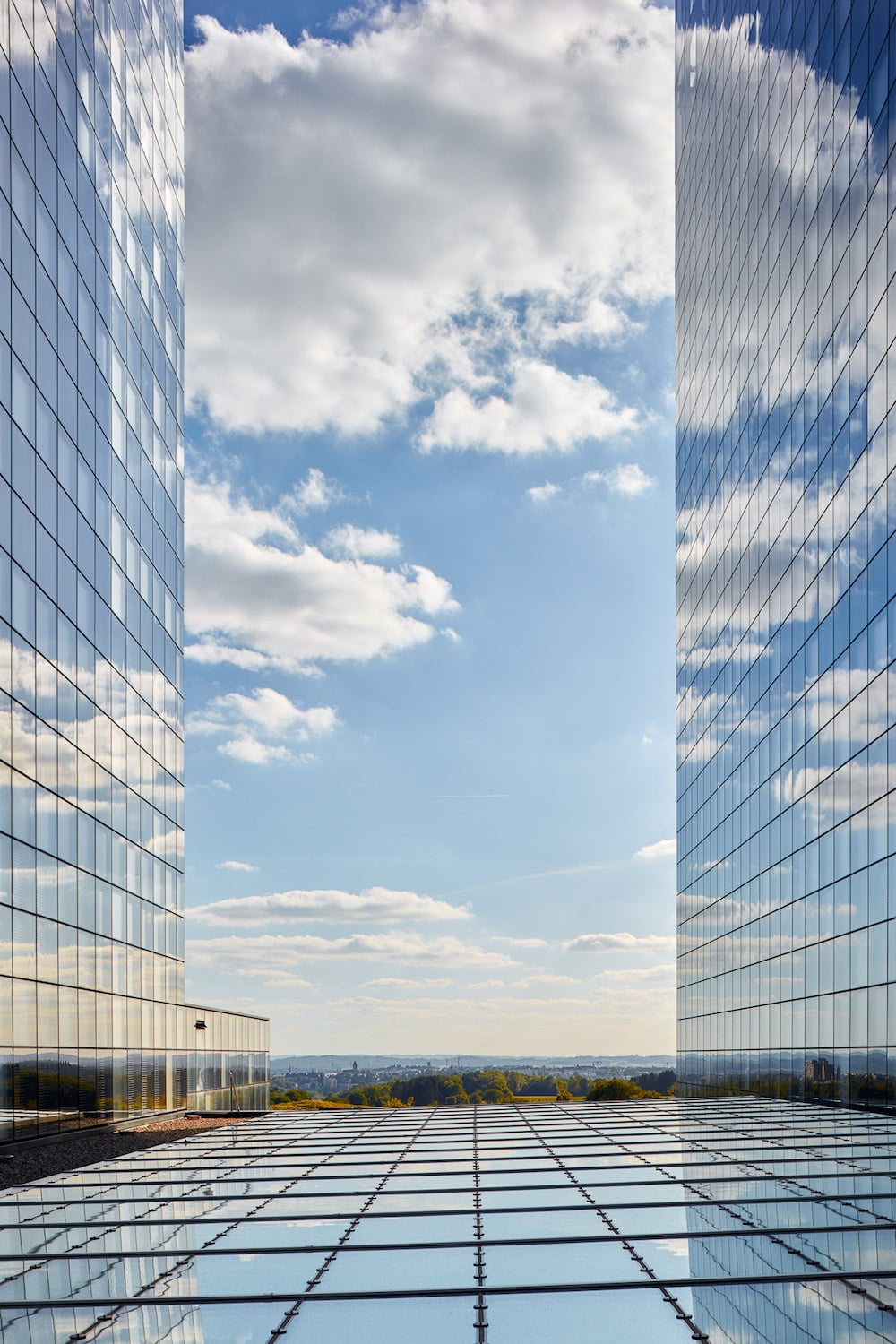 Wolkenrefkektionen in der spiegelnden Fassade