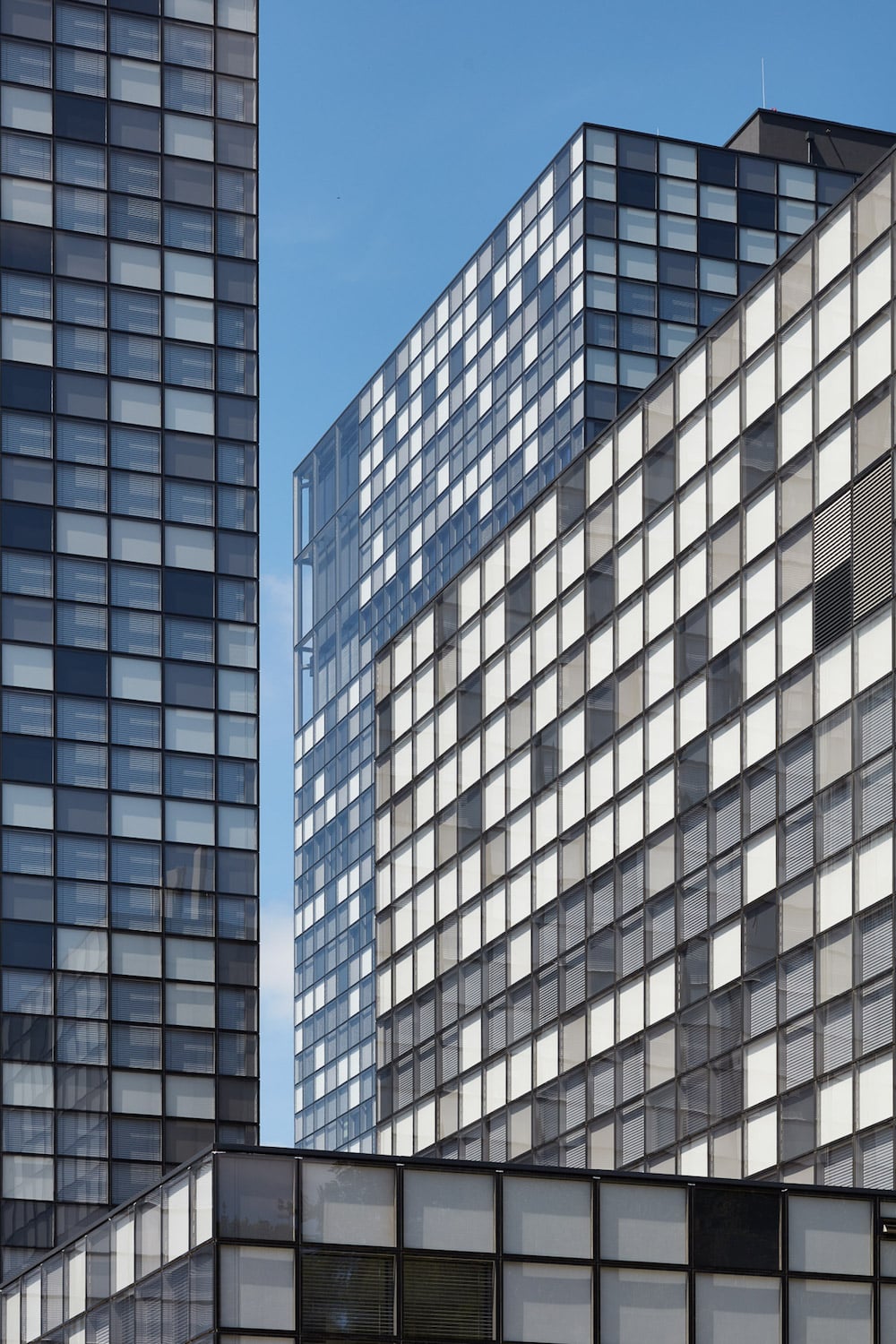 RTL Headquarter: monochrome Fensterbeschattungen schaffen Struktur