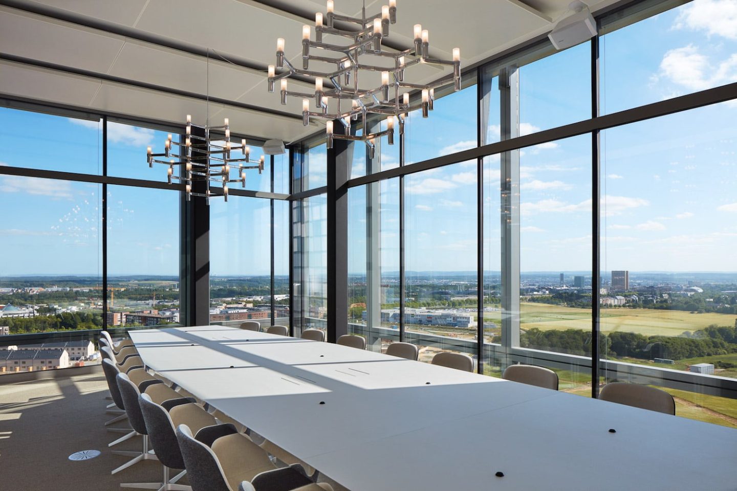 Konferenzraum mit Glasfront und Blick über das gesamte Areal