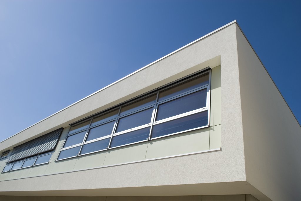 Froschperspektive auf die Fenster im Obergeschoss