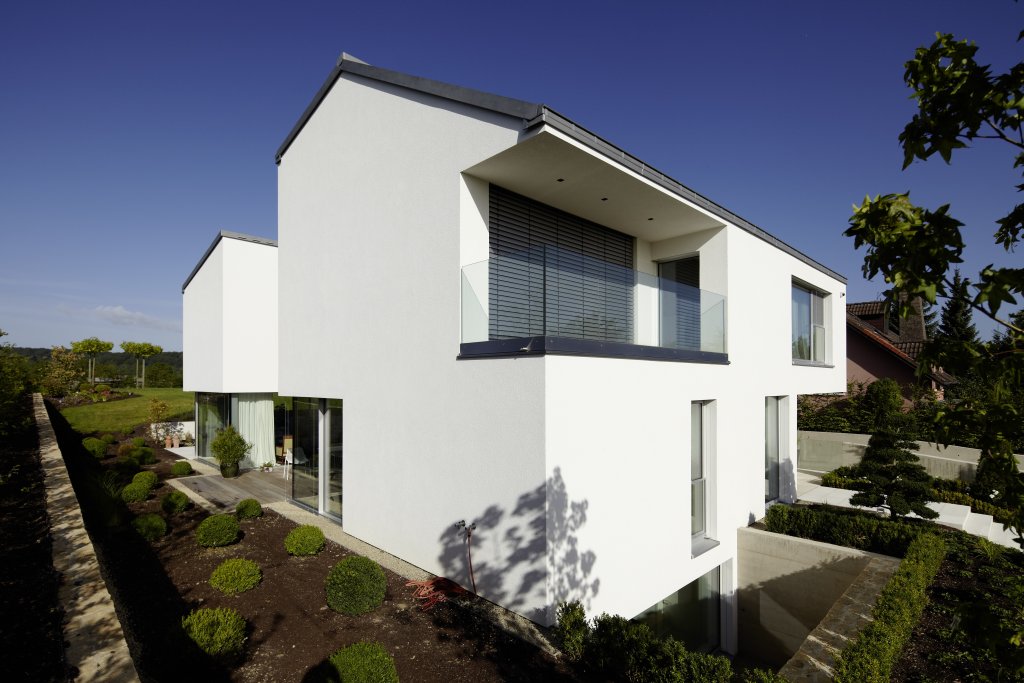 Eckansicht Einfamilienhaus mit weiterer Terrasse und Balkon