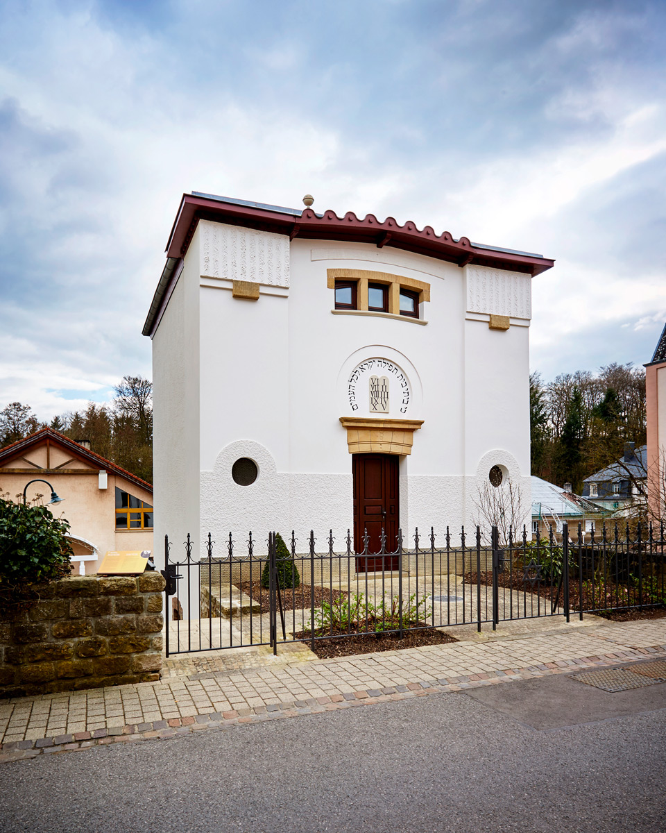 Zweite Außenansicht der kleinen restaurierten Synagoge in Mondorf