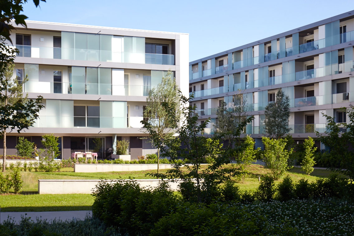 Blick aus der großzügigen Parkanlage auf die neugebauten Wohnhäuser