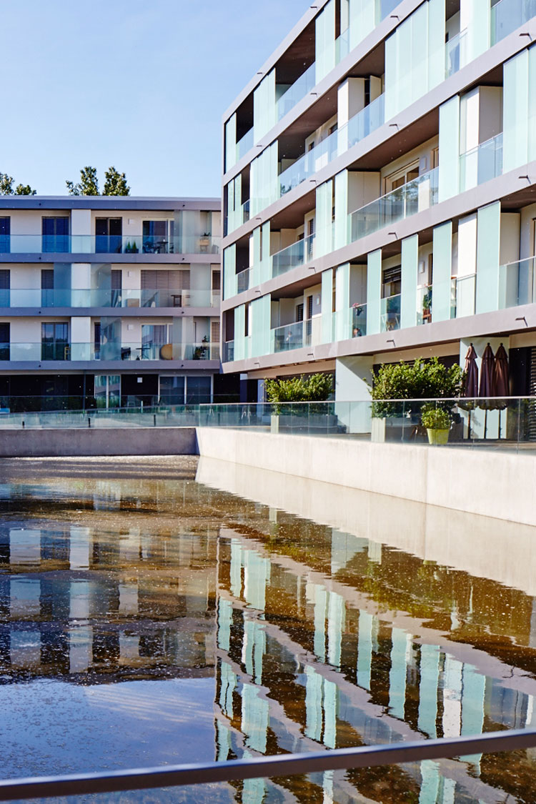 Wasserbecken als Zentrum der neuen Wohneinheiten in Mondorf