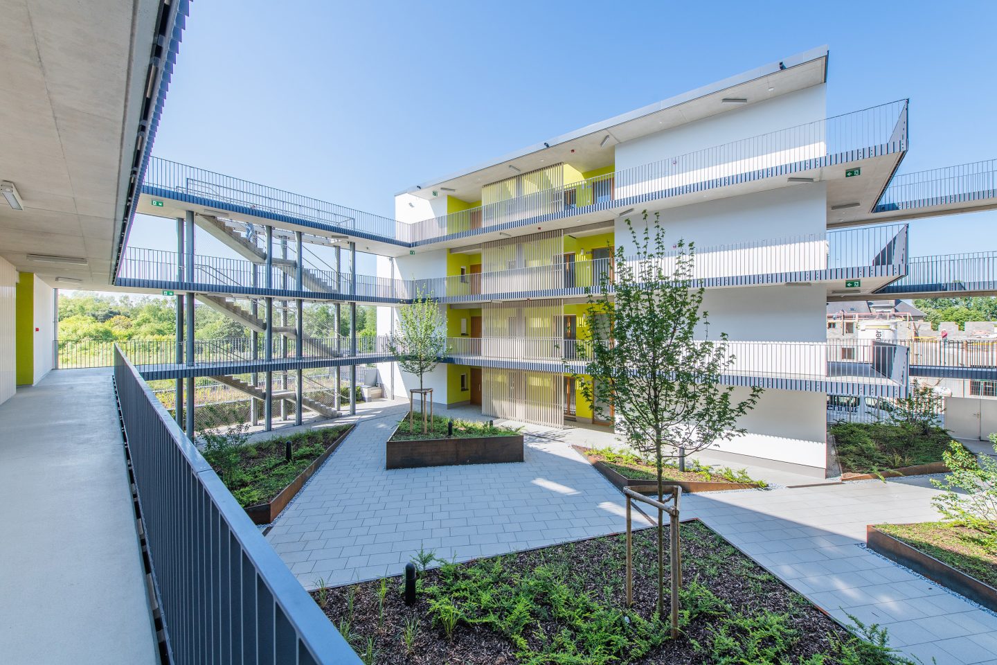 Innenhof mit Blick auf Verbindungsgänge und Treppen, die die neuen Wohnungen in Esch/Alzette verbinden