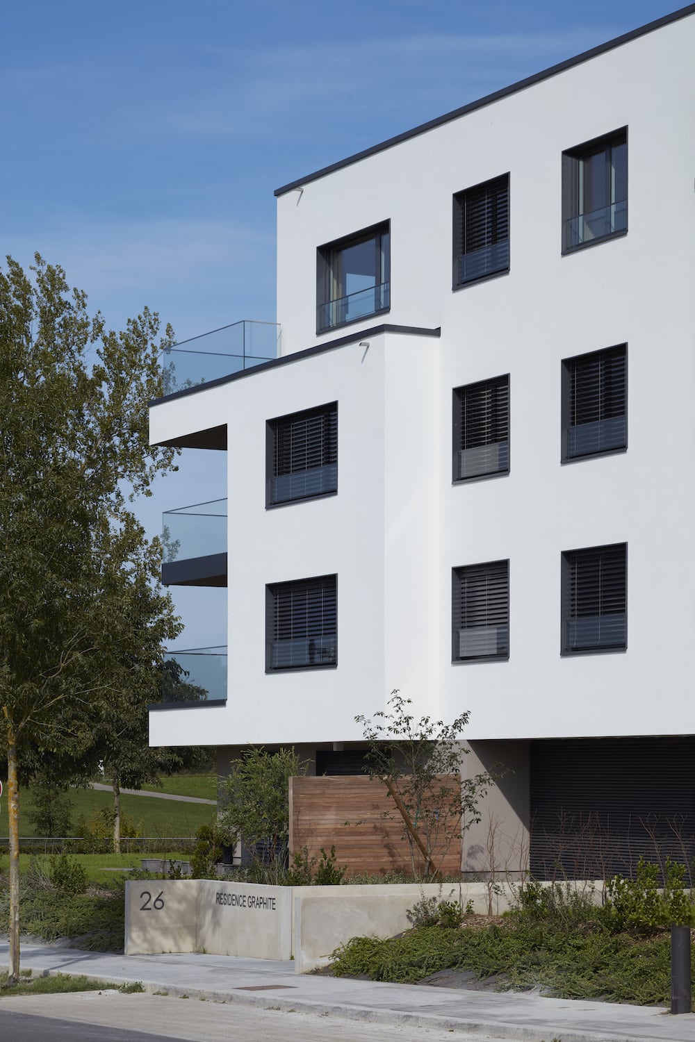 Fassadenstruktur und großzügige Balkone gewähren Aussicht auf die Grünflächen in der neuen Wohnanlage in Luxemburg