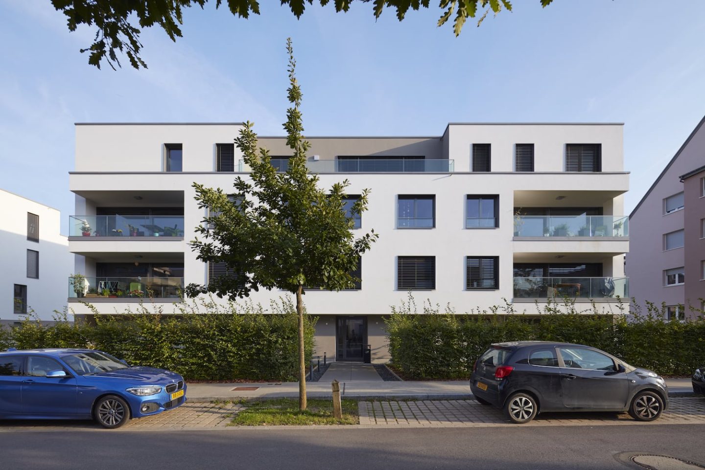 Eine Fassade im neu entstandenen Wohnquartier in Luxemburg Cessange