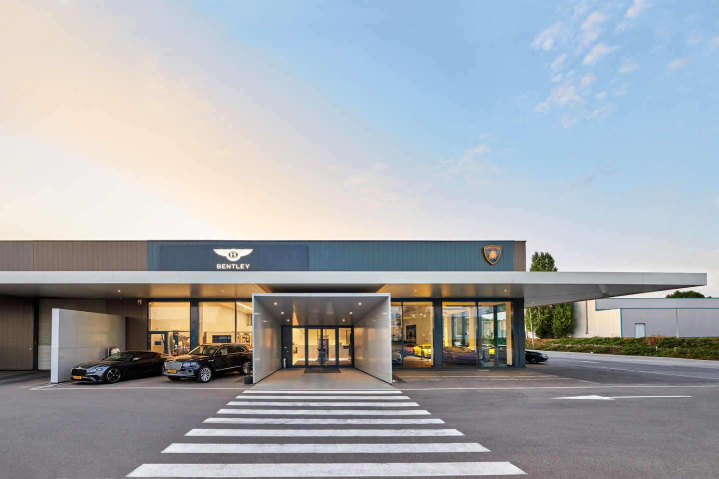 Eine Frontansicht des neuen Showrooms von Bentley und Lamborghini