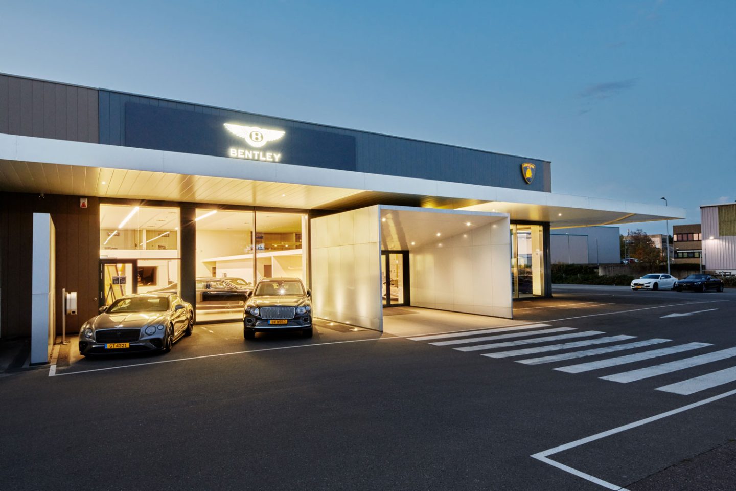 Der Bentley & Lamborghini Showroom von SWAA in einer Abendansicht