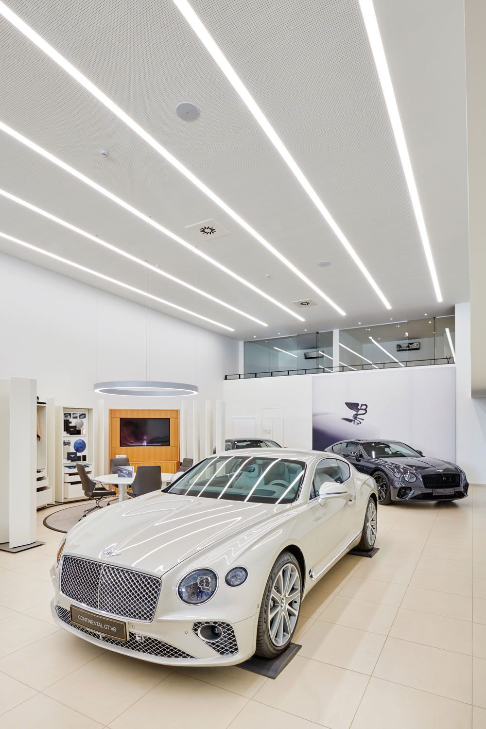 Eine weitere Innenansicht des neuen Showrooms von Bentley & Lamborghini