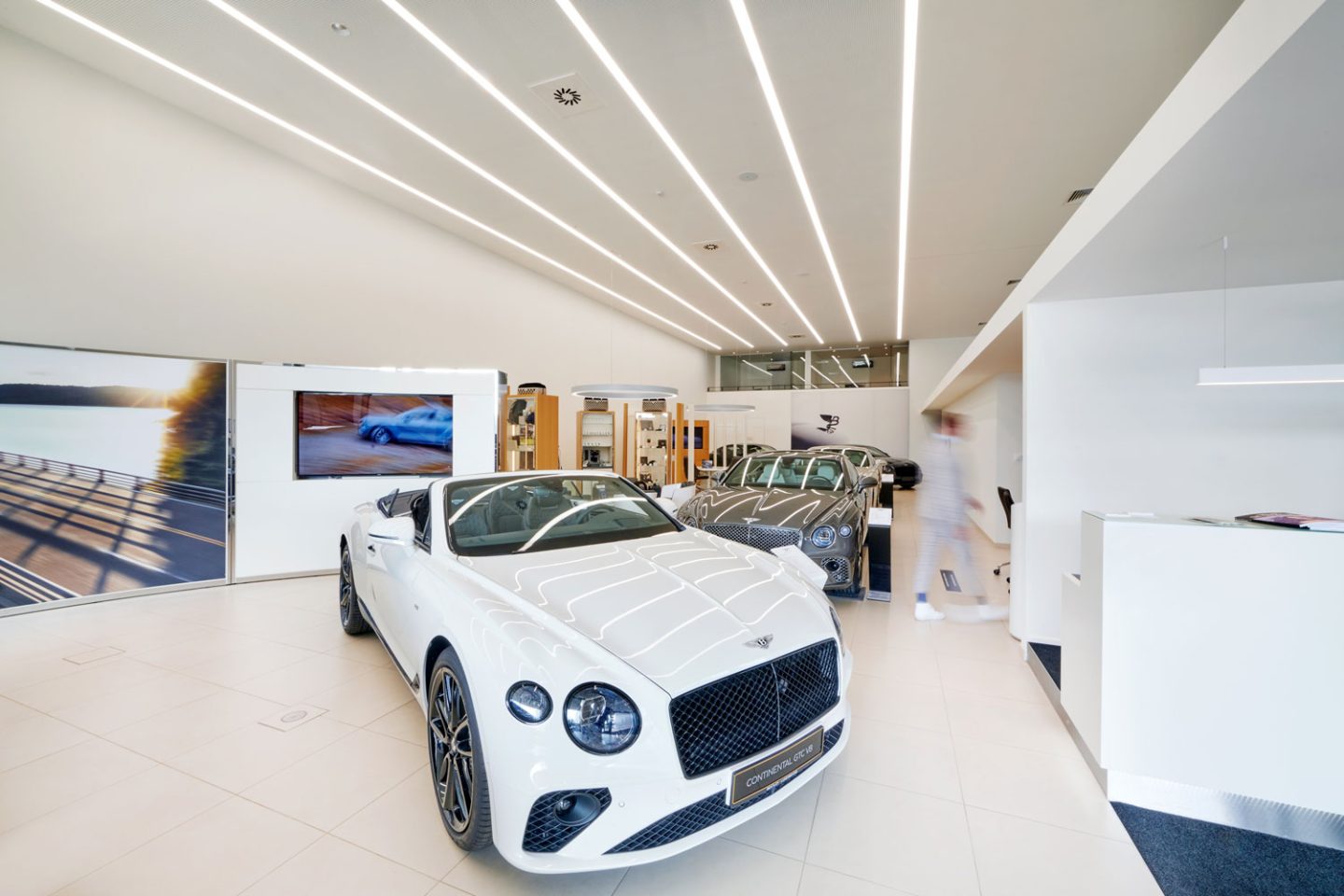 Eine Innenansicht des neuen Showrooms von Bentley & Lamborghini