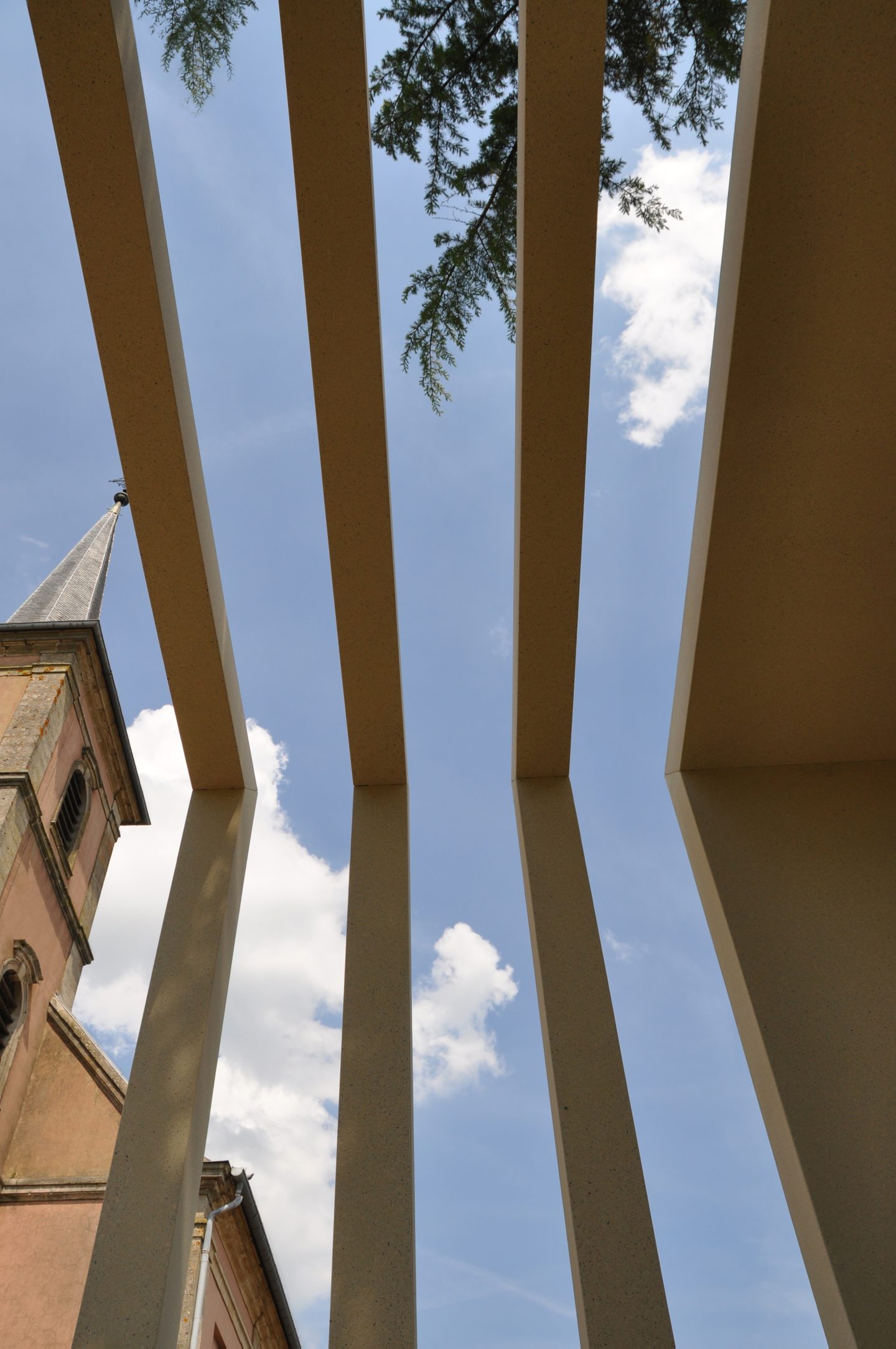 Aus dem Innern des Friedhofglockentrums in den Himmel