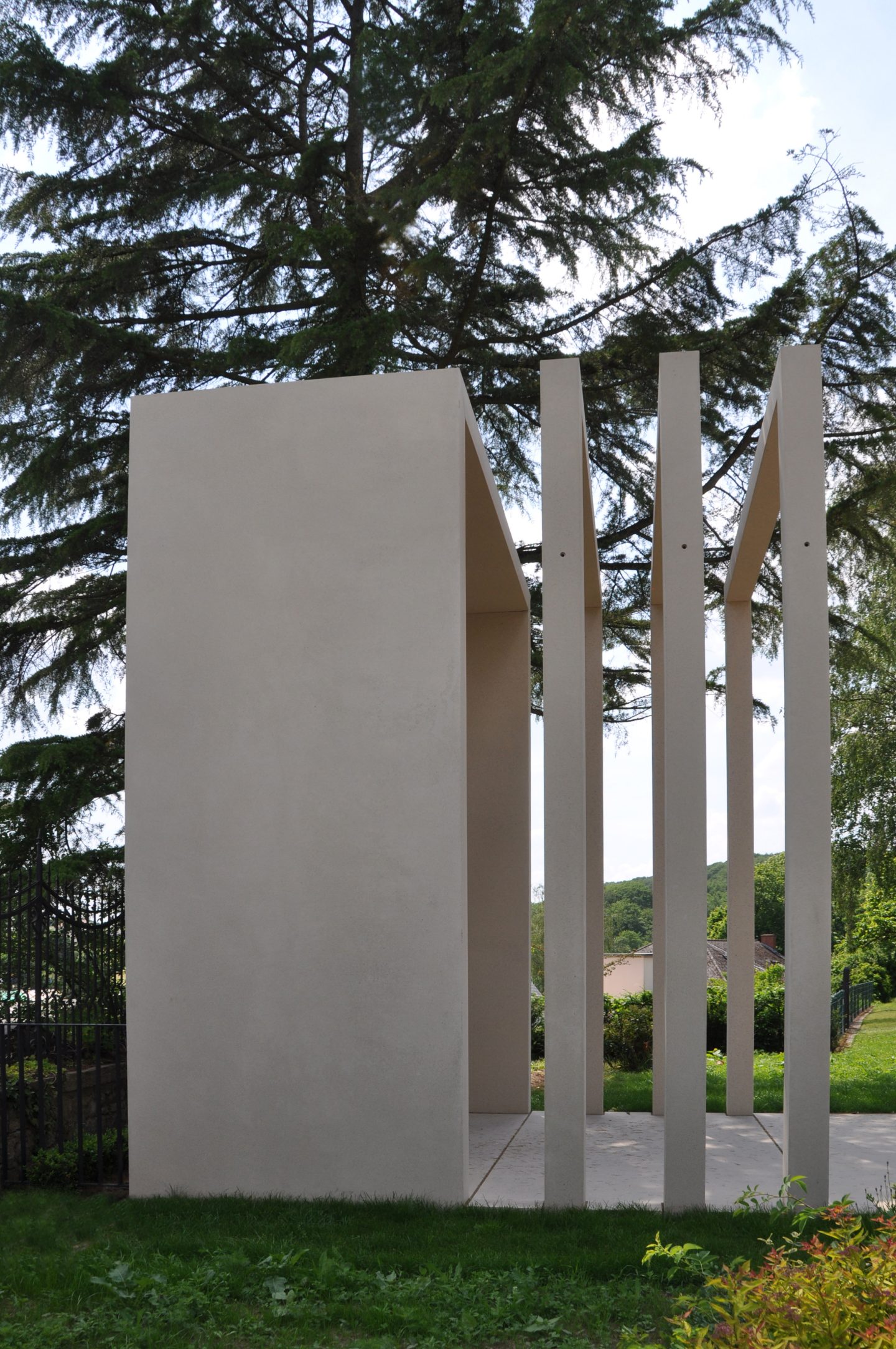 Zu sehen ist der neue Glockenturm auf dem Friedhof in Mondorf le Bains