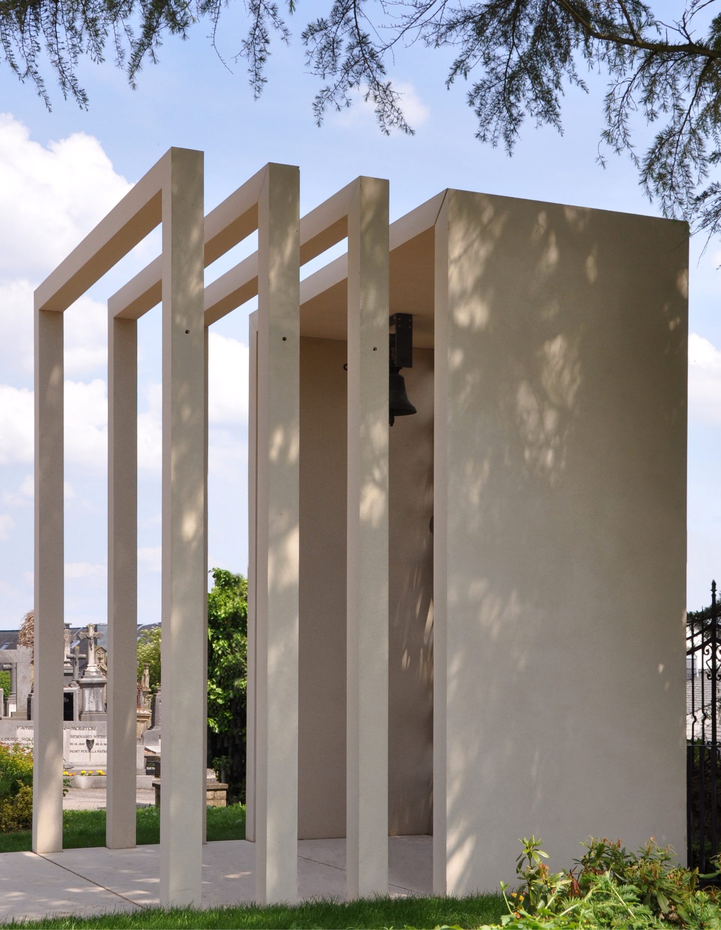 Der neue Glockenturm auf dem Friedhof in Mondorf le Bains von der Seite