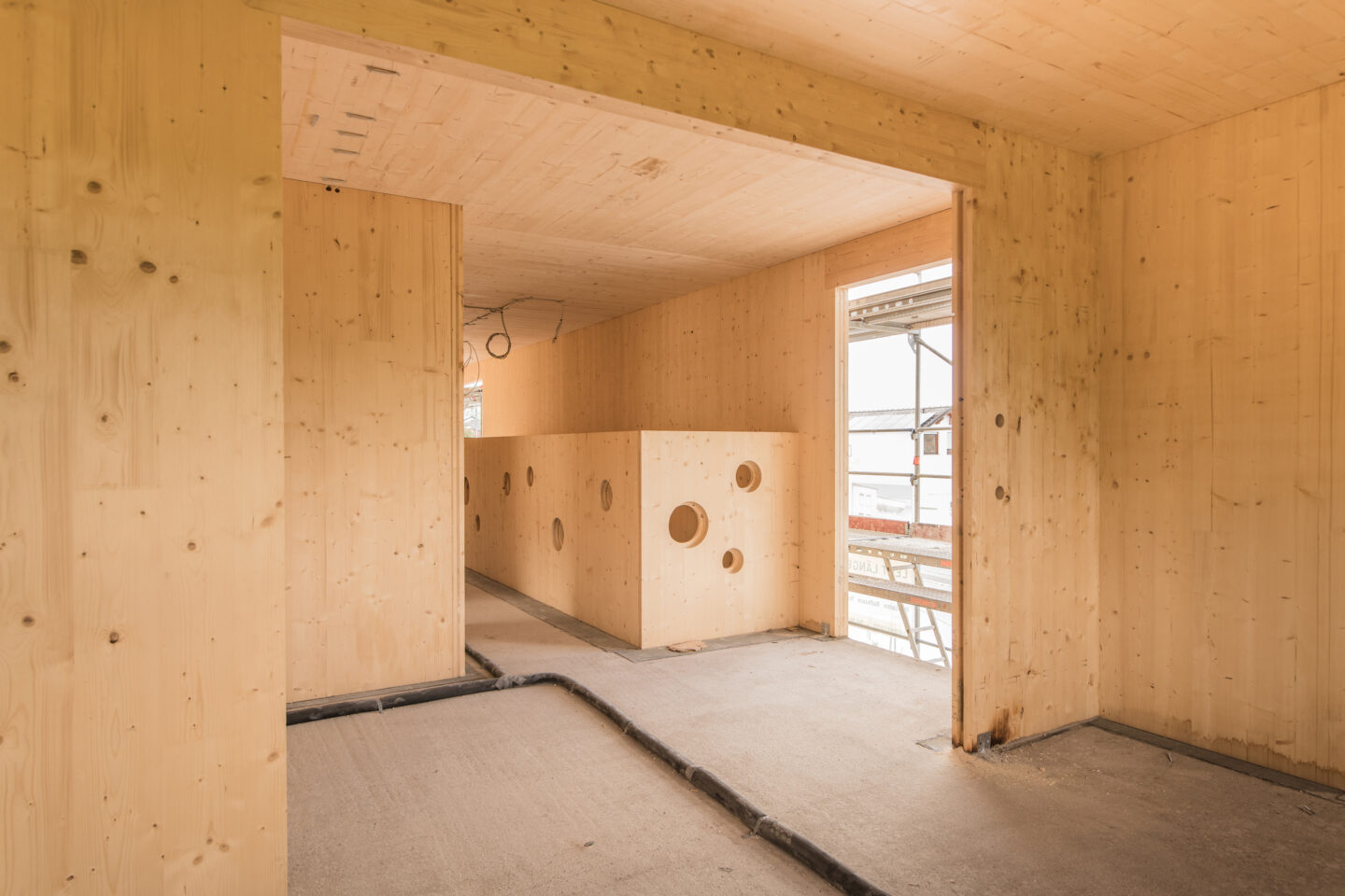 Auf dem Bild ist der Innenausbau zu sehen: Alles ist in hellem Holz gehalten und der Treppenschutz bietet mit Gucklöchern sicheren Durchblick.