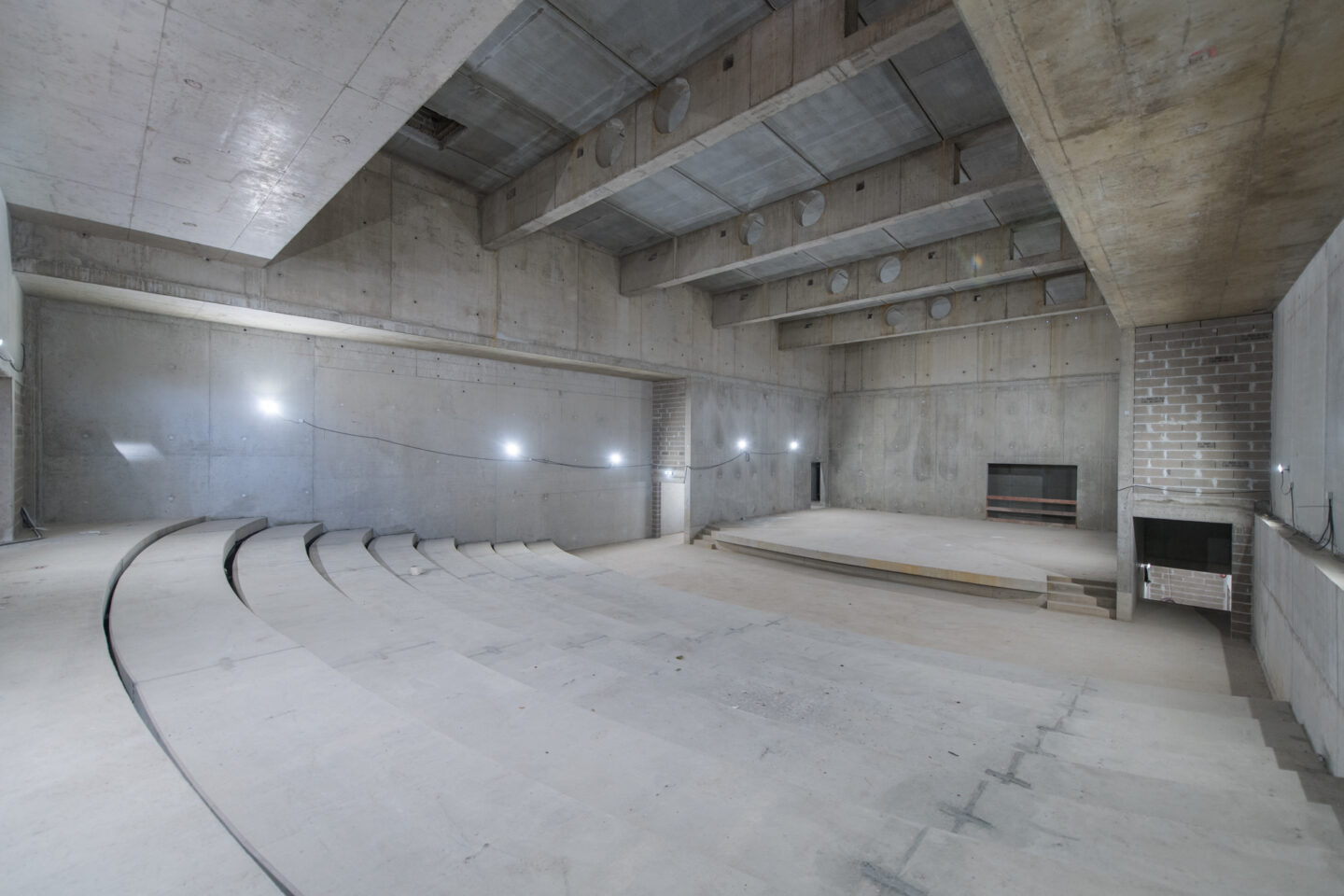 Das Bild zeigt den Blick die Sitztreppe herab im neuen Konzertsaal der Musikschule im Rohbau